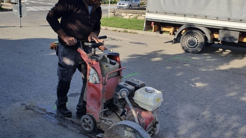 Continuă lucrările de reparare a unor segmente de drumuri din orașul Huedin
