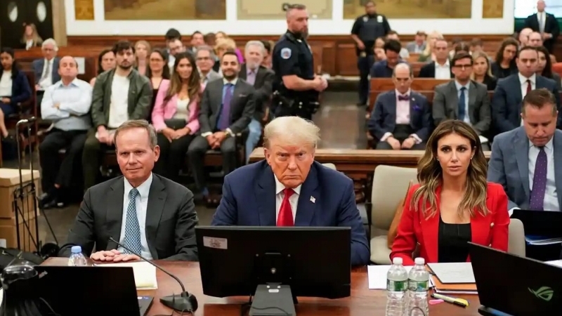 Fotografia dimineții - Fostul președinte Donald Trump și avocații săi în sala tribunalului din NYC unde este judecat pentru frauda fiscală