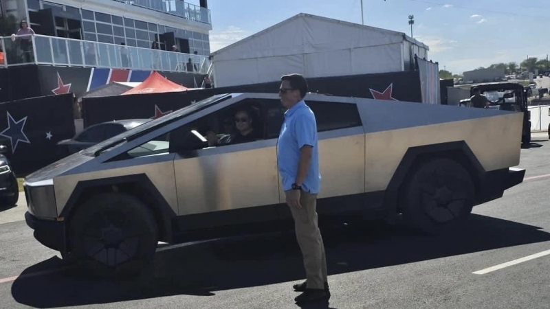 Fotografia dimineții - Elon Musk a ajuns la cursa de Formula 1 din Austin, SUA, cu un Cybertruck