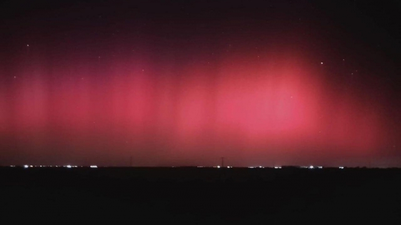 Fotografia dimineții - Un fenomen rar a apărut duminică seară pe cer, în mai multe judeţe din România. Lumini roşii au format imaginea unei posibile aurore boreale