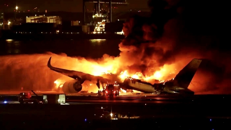 Fotografia dimineții este din Tokyo, de pe aeroportul din Haneda, unde două avioane s-au ciocnit